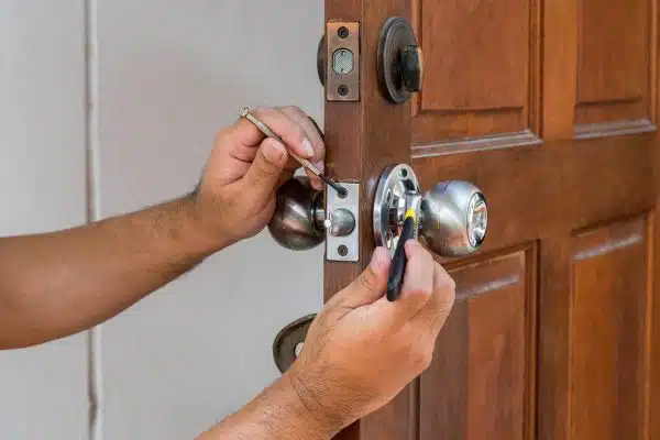 Ouverture de porte : combien ça coûte de faire appel à un serrurier ?