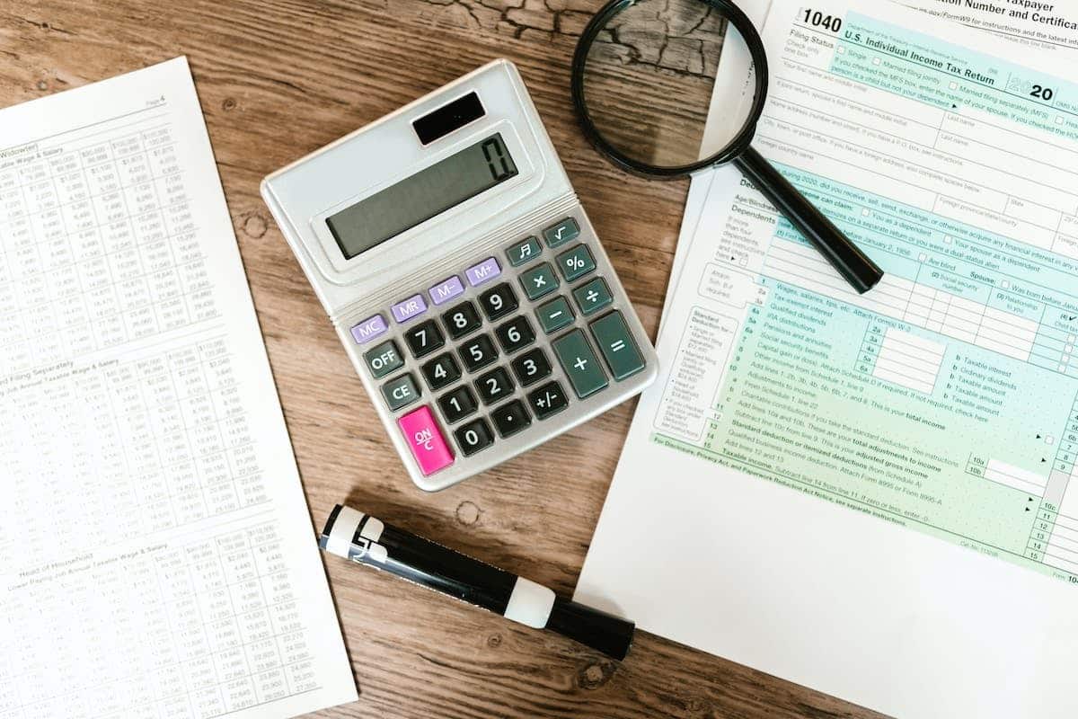Comprendre les taxes et impôts associés à l’achat et à la vente d’un bien immobilier