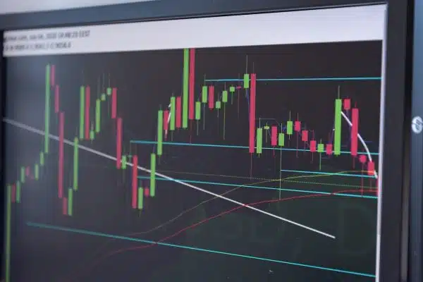 Analyser et interpréter les graphiques de cours des cryptomonnaies : les clés pour prendre des décisions éclairées