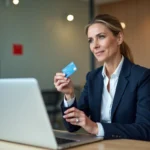 Femme d'âge moyen avec carte bancaire Banque Postale au bureau