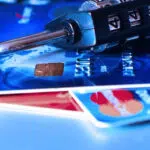 Jeunes : pourquoi choisir d'utiliser une carte bancaire ?